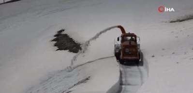 Van'da karla m&uuml;cadele ekiplerine moral ziyareti