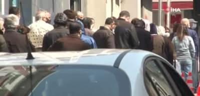 Vatandaş kurala uymadı, polis ekibi aracından inerek b&ouml;yle sıraya dizdi