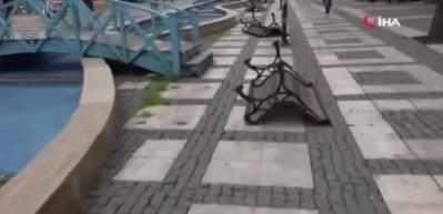 Vatandaş uyarıyı dinlemedi, belediye ekipleri bankları tek tek s&ouml;kt&uuml;
