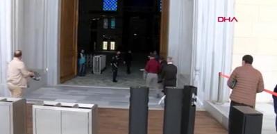 Vatandaşlar cuma namazı i&ccedil;in &Ccedil;amlıca Camii'ne gelmeye başladı