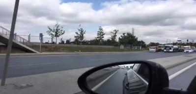 Vatandaşlar kışlanın &ouml;n&uuml;ne barikat kurdu