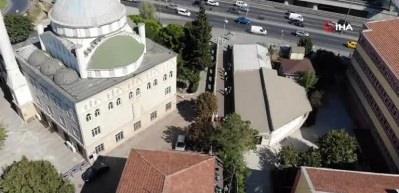 Vatandaşlar minaresi yıkılan caminin avlusunda oturmaya devam ediyor