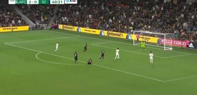 Vela rakipleri ipe dizerek gol&uuml; attı, spiker kendinden ge&ccedil;ti