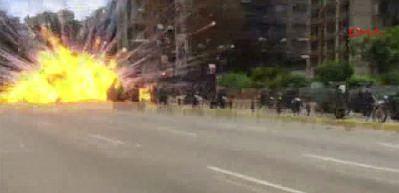 Polise bombalı saldırı anı! Kan dondurdu
