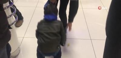 Vicdansız anne! Oyun oynarken &ccedil;ocuğunu terk etti