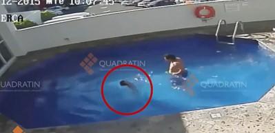 Vicdansız baba &ccedil;ocuğunu boğuyordu