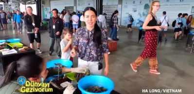 Vietnam'da kadınlar incileri b&ouml;yle &ccedil;ıkartıyor