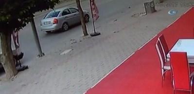 Vin&ccedil; &uuml;st ge&ccedil;ide &ccedil;arptı, yıkılan beton blok otomobilin &uuml;zerine d&uuml;şt&uuml;!
