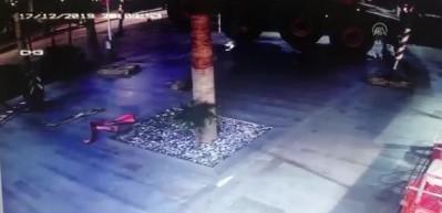 Taşıdığı sepet d&uuml;şt&uuml;, vin&ccedil; b&ouml;yle devrildi!