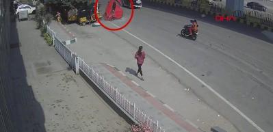 Virajı d&ouml;nemeyen otomobil, k&ouml;pr&uuml;den insanların &uuml;st&uuml;ne d&uuml;şt&uuml; 1 &ouml;l&uuml;, 6 yaralı