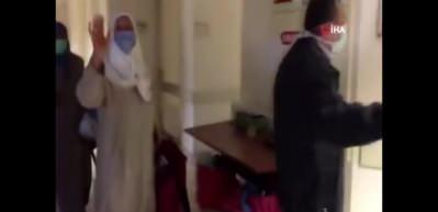 Vir&uuml;s ş&uuml;phesiyle g&ouml;zetim altında tutulan 40 kişi alkışlarla uğurlandı