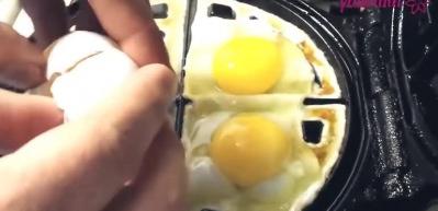 Waffle makinesinde yumurta pişirmek