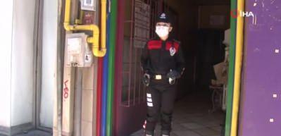Yasağa takılan minik Azra polis ağabeylerinin bayramını b&ouml;yle kutladı