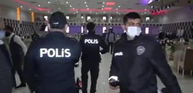 Yasak olmasına karşın yapılan d&uuml;ğ&uuml;ne polis baskını; 25 kişiye 78 bin 750 lira ceza