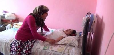Yaşamaz denilen evladını sevgisiyle yaşattı