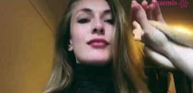 Yasemin Allen yılanını paylaştı