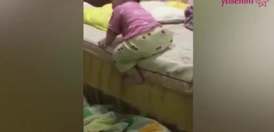Yataktan inerken temkinli olan bebek!