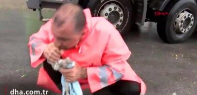 G&uuml;n&uuml;n en g&uuml;zel g&ouml;r&uuml;nt&uuml;s&uuml;! Yavru kediyi b&ouml;yle hayata d&ouml;nd&uuml;rd&uuml;