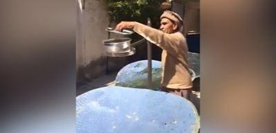Yemeklerini g&uuml;neş enerjisiyle &ccedil;alışan ocakta yapıyor