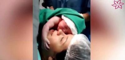 Yeni doğan bebek annesine b&ouml;yle sarıldı