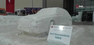 Yerli otomobilin buzdan heykelini yaptılar