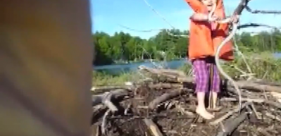 Yılan yakalayan k&uuml;&ccedil;&uuml;k kız babasını şoka soktu!