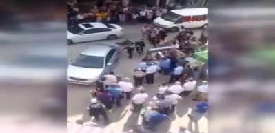 Yılanı tek eliyle yakaladı!