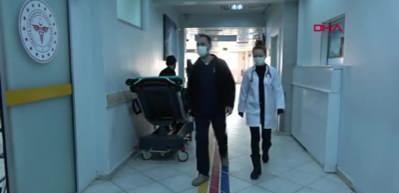 Yoğun bakıma yatırılacak babasına su i&ccedil;irmemesi i&ccedil;in uyaran doktorlara saldırdı