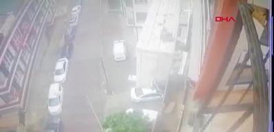 Yokuşta kayan TIR'ın 4 otomobile &ccedil;arptığı kaza kamerada