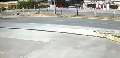 Yola fırlayan oğlunu kurtarmak isterken...