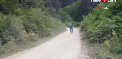 Yola izinsiz girdi, yarıştaki motosiklete &ccedil;arptı!