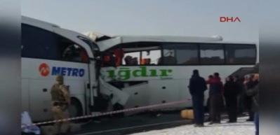 Yolcu otob&uuml;sleri &ccedil;arpıştı! 6 &ouml;l&uuml; 16 yaralı