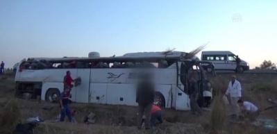 Yolcu otob&uuml;s&uuml; devrildi: 6 &ouml;l&uuml;