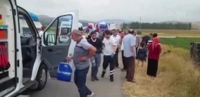 Yolcu otob&uuml;s&uuml; devrildi: &Ccedil;ok sayıda &ouml;l&uuml; ve yaralı!