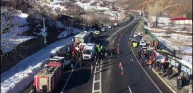 Yolcu otob&uuml;s&uuml; hafif ticari ara&ccedil;la &ccedil;arpıştı: 4 &ouml;l&uuml;, 7 yaralı