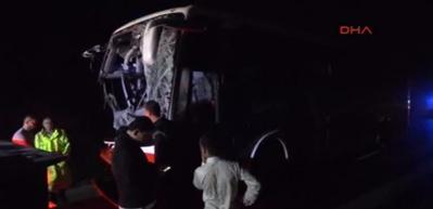  Yolcu otob&uuml;s&uuml;, &ouml;n&uuml;ndeki kamyona &ccedil;arptı: 1 &ouml;l&uuml;, 24 yaralı