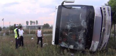 Yolcu otob&uuml;s&uuml; şarampole devrildi: 6 yaralı