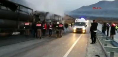 Yolcu otob&uuml;s&uuml; TIR'a &ccedil;arptı: ilk belirlemelere g&ouml;re 6 &ouml;l&uuml;, 19 yaralı