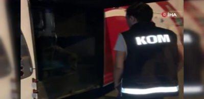 Yolcu otob&uuml;s&uuml;nden ka&ccedil;ak sigara fışkırdı