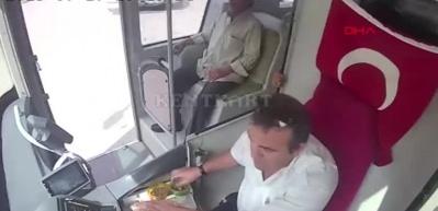 Yolcunun başı yere d&uuml;şt&uuml;! Şof&ouml;r fark eder etmez...