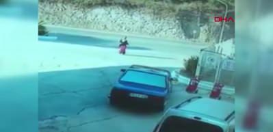 Korku dolu anlar kamerada! Yolda y&uuml;r&uuml;yen kadın 6 k&ouml;peğin saldırısına uğradı