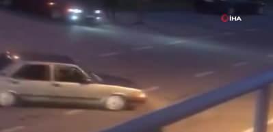 Yolu trafiğe kapatarak drift yaptılar