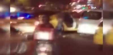Taksici ter&ouml;r&uuml; kamerada! Esenyurt'ta yolu trafiğe kapatıp birbirlerine girdiler