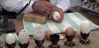 Yumurta kabuklarını sabırla işliyor