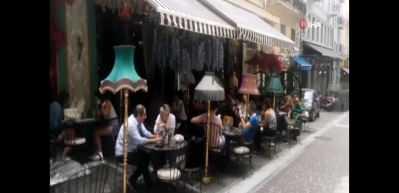 Yunanistan&rsquo;da kafe ve restoranların dış mekanları a&ccedil;ıldı