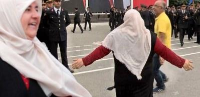 Y&uuml;zlerce asker arasında &lsquo;Ali&rsquo;sini b&ouml;yle aradı!