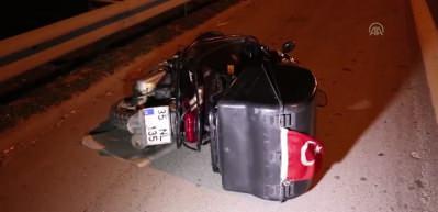 İzmir'de devrilen motosikletin s&uuml;r&uuml;c&uuml;s&uuml; &ouml;ld&uuml;