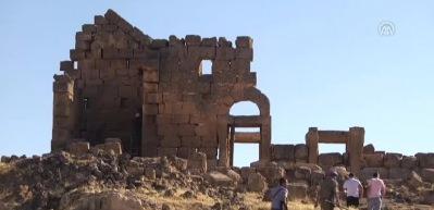Zerzevan Kalesi'nde bin 500 yıllık yeraltı sığınağı bulundu