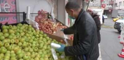 Zeytinburnu&rsquo;nda yaşlılar i&ccedil;in alışverişe &ccedil;ıkıldı