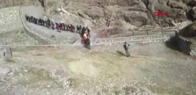 Zirvede rahatsızlanan dağcıyı arkadaşları indirdi